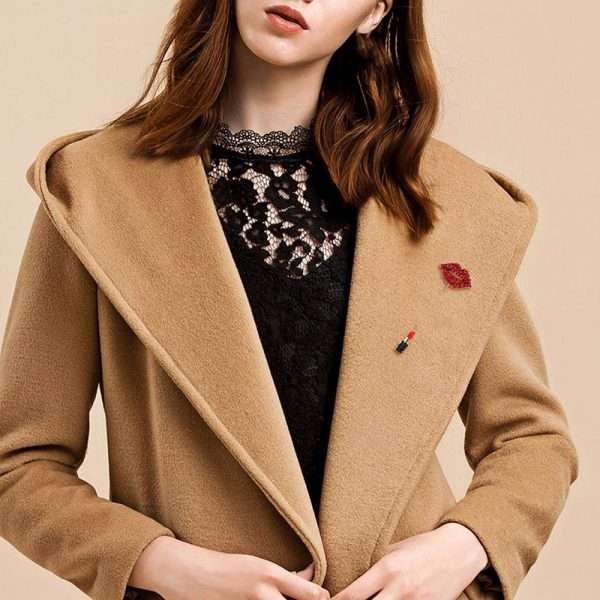 broche lips and lipstick