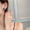 aretes flores ch negras - Imagen 2