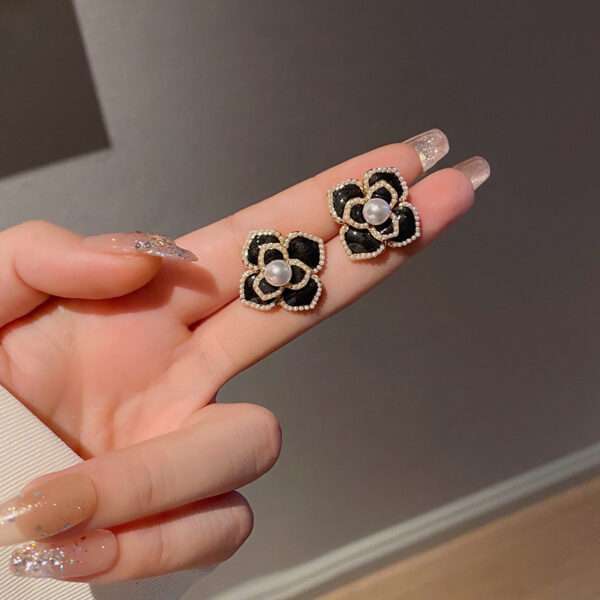 aretes flores ch negras