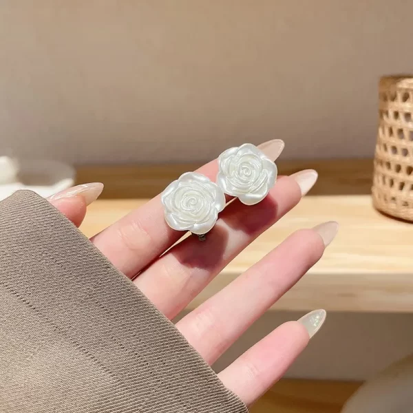 aretes broche de clip flor blanca