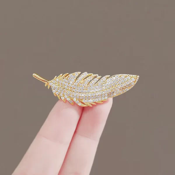 Broche leaf zircon