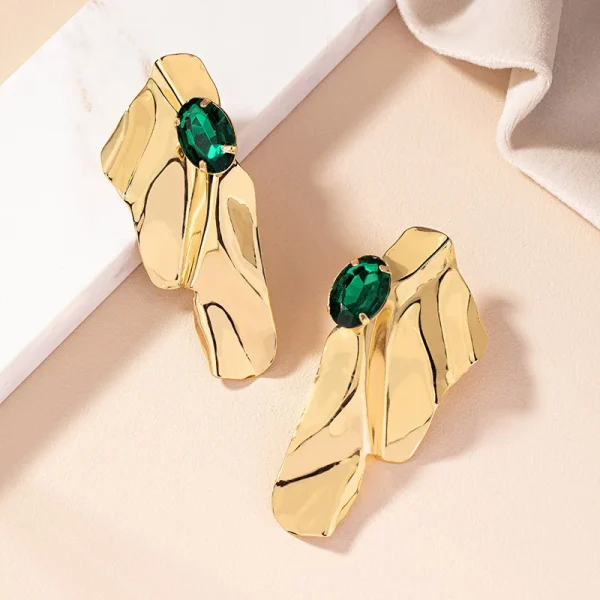 aretes dorados steel asimetricos esmeralda