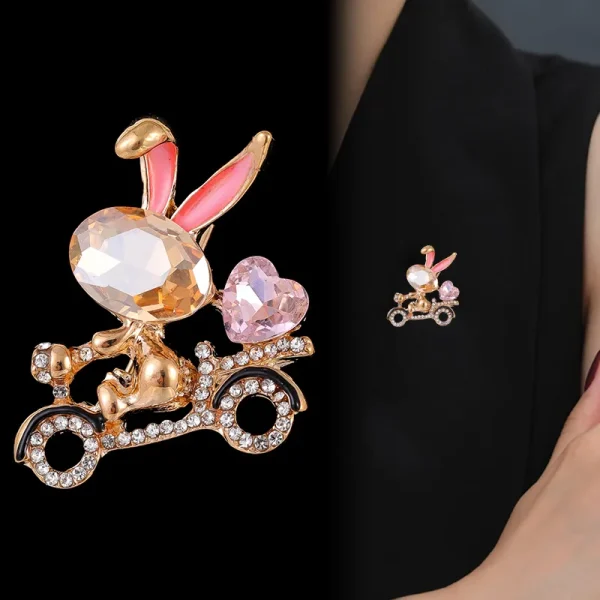 Broche conejito en moto vespa - Imagen 2
