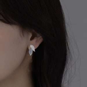 aretes broche de clip hojitas gris y blanco
