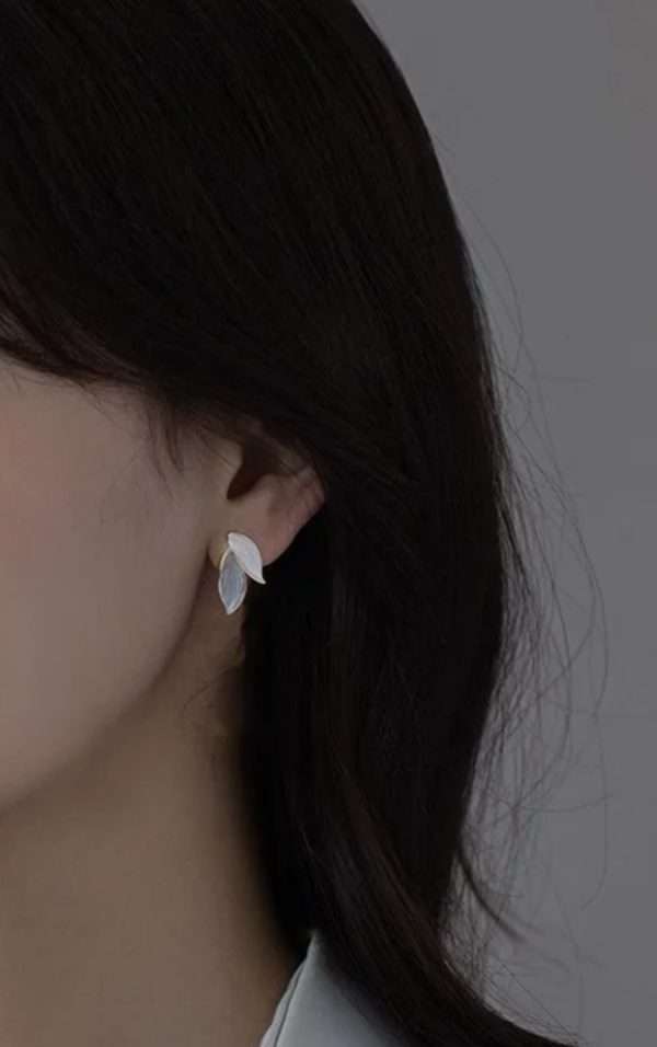 aretes broche de clip hojitas gris y blanco